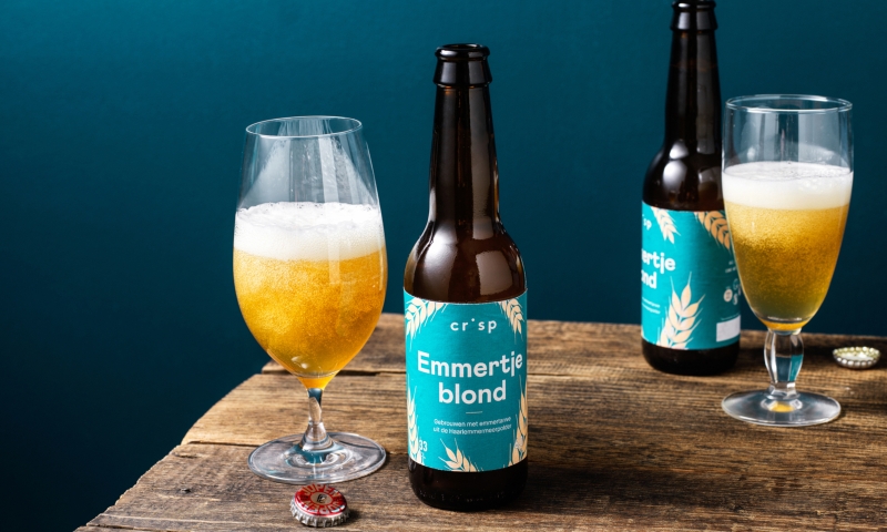 Crisp Emmertje Blond flesjes en volgeschonken glazen